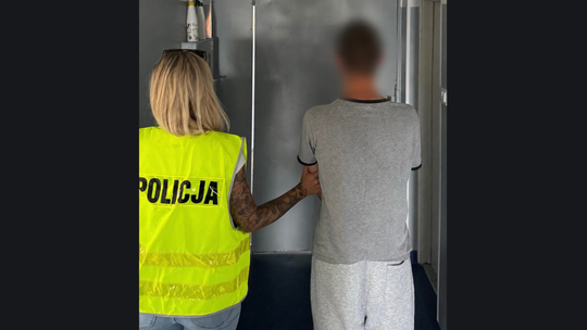 Nocny wandalizm pod komendą straży pożarnej. 19-latek z zarzutem uszkodzenia mienia
