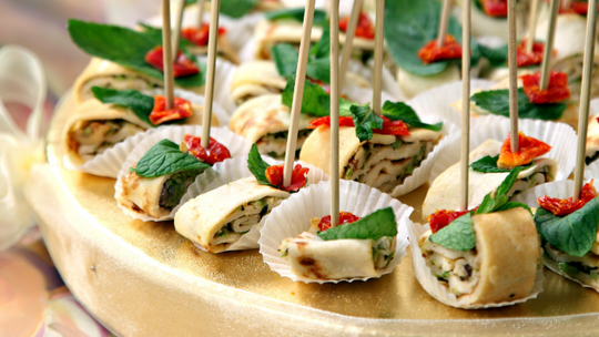 10 łatwych przekąsek, które możesz przynieść na imprezę