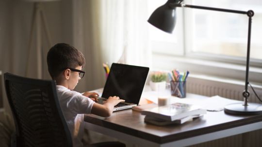 10 tysięcy laptopów dla uczniów leży w magazynie. Nie wiadomo, co z nimi zrobić