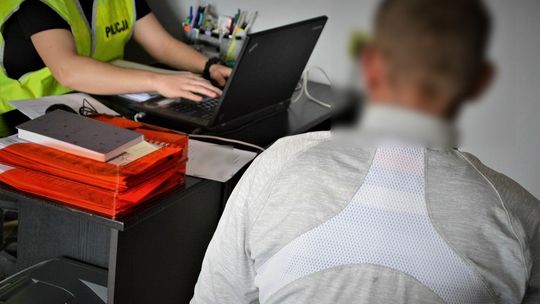 13 razy zapłacił zbliżeniowo za zakupy znalezioną kartą