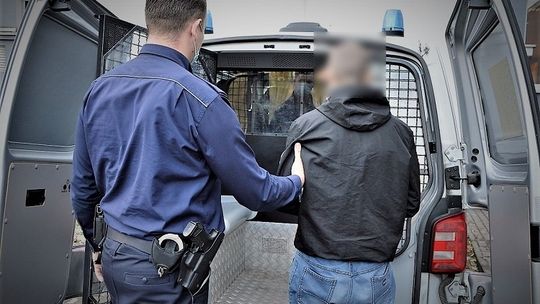 24-letni tczewianin z policyjnym dozorem. Ukradł plecak, a w domu miał narkotyki
