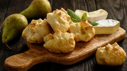 3 przepisy z użyciem gruszek: sakiewki, sałatka, ciasto [PRZEPISY]