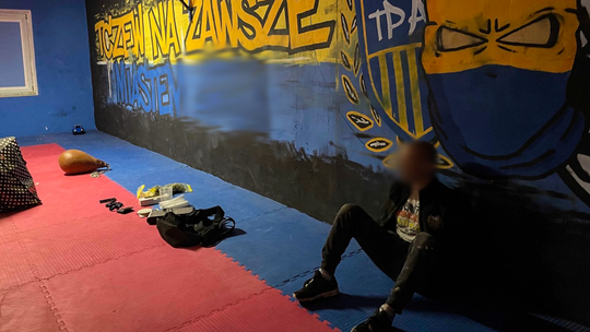 30-letni pseudokibic z Tczewa zatrzymany. W mieszkaniu miał narkotyki, broń i trzy maczety