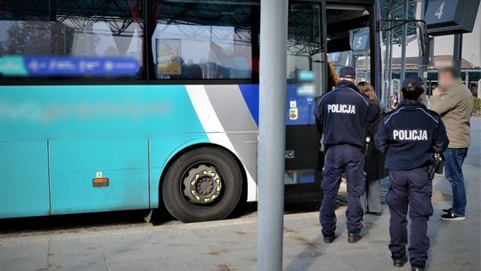 400 wykroczeń dotyczących naruszeń obowiązku zasłaniania ust i nosa. Bilans policyjnych kontroli