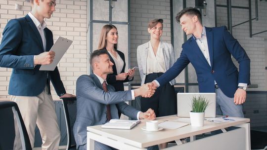 Agencja pracy tymczasowej – kiedy to legalne, a kiedy tylko wygląda na legalne?