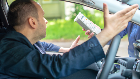 Alkohol, brawura i zakaz prowadzenia to niebezpieczna mieszanka