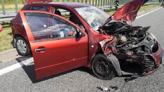 Autostrada A1: wypadek samochodu osobowego i ciężarówki