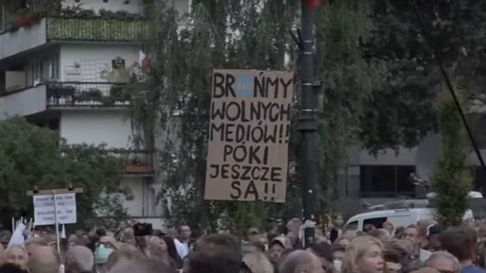 Awantura w sejmie, protesty na ulicach - o co poszło w sprawie "Lex TVN"?