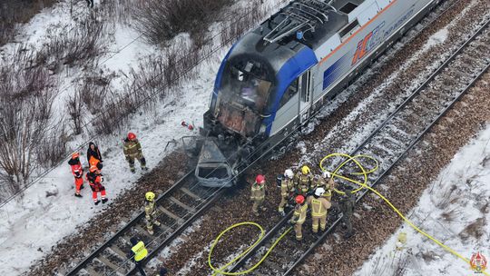 Aż dwa pociągi uderzyły w samochód. Ewakuowano około 600 osób