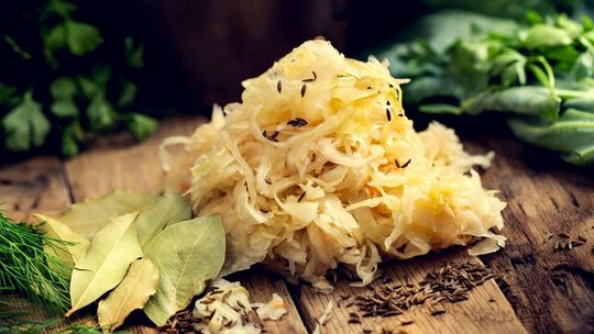 Babcine przepisy na ogórki małosolne oraz kiszoną kapustę