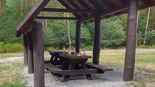 Balanga w lesie. Zostały po niej butelki i inne śmieci