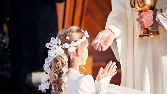 Banalizacja pierwszej komunii. Znany ksiądz alarmuje i uderza w biskupów