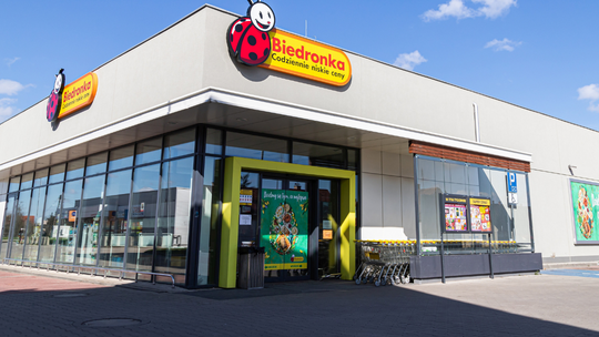 Biedronka zmienia system parkowania. Znikną biletomaty