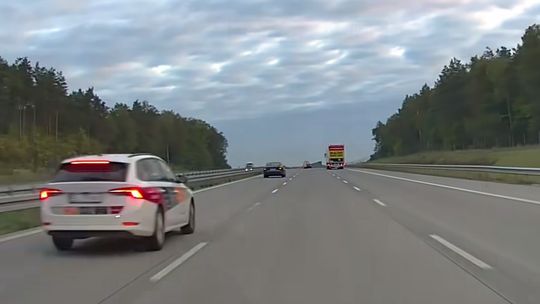 Blisko takiego samego wypadku jak na A1. Tym razem skoda pruła 190 km/h [WIDEO]