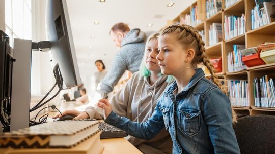 Bony dla nauczycieli, laptopy dla uczniów