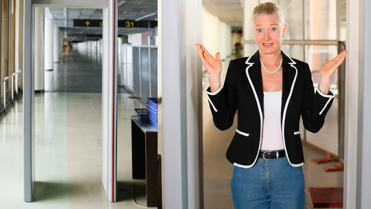 Bramki przed wejściem do szpitala wykryją broń. Zachwytu medyków brak