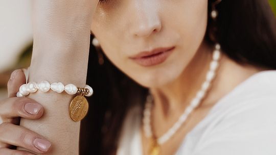 Bransoletki z onyksem – propozycja dla eleganckich, silnych kobiet