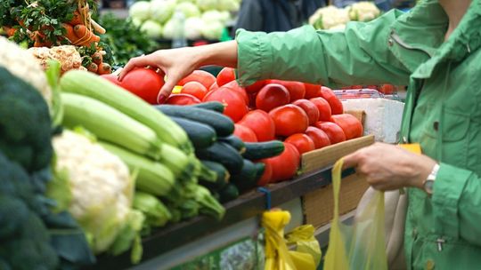 Ceny na targu szaleją. Warzywa powinny tanieć, a drożeją. Dlaczego?