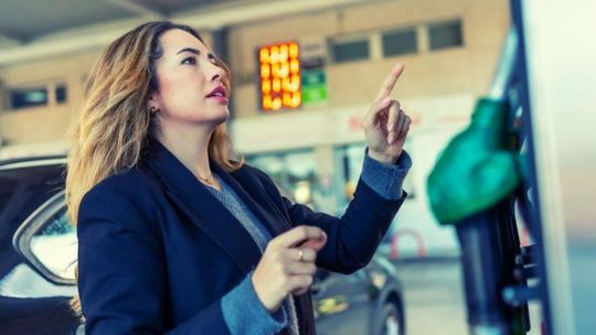 Ceny ropy eksplodują. IEA radzi, co mogą zrobić rządy i kierowcy