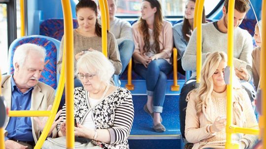 Chcą zakazać głośnego używania telefonów w autobusach. To może być przełom