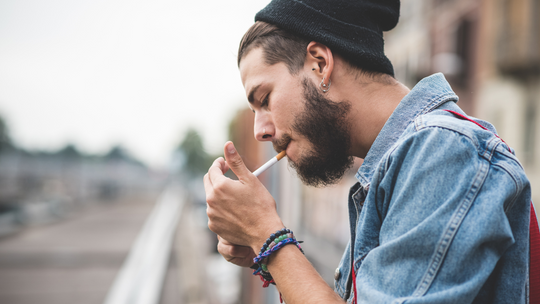 Chętnie zaciągamy się nielegalnym dymkiem. Szara strefa w Polsce ma się dobrze