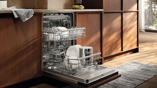 Ciche zmywanie w kuchni otwartej na salon. Jak działa zmywarka Electrolux 37 dB z programem ECO 8,4 l