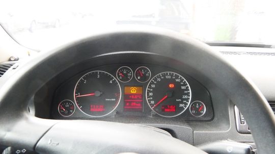 Co oznacza strzałka przy lampce paliwa na desce rozdzielczej?