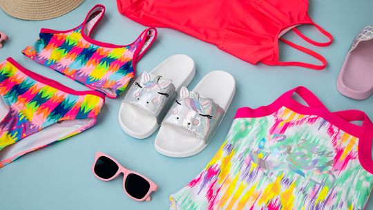 Co spakować na plażę, gdy wybierasz się z małymi dziećmi?