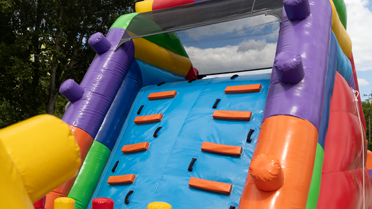 Customowa zjeżdżalnia dmuchana – kiedy opłaca się wariant personalizowany w 2026 roku