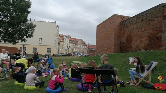 Cykl wakacyjnych spotkań w plenerowej bibliotece zakończony