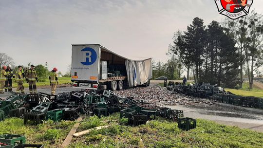 Czarlin: Z ciężarówki wypadł załadunek. Na ulicy leżały rozbite butelki z alkoholem