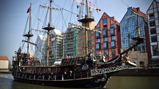 Czarna Perła pokonana w starciu z pogłębiarką. Przez alkohol