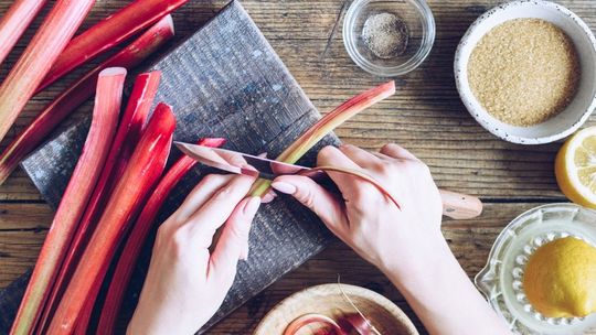 Czas na rabarbar. Przepisy na ciasto, kompot, dżem i sałatkę