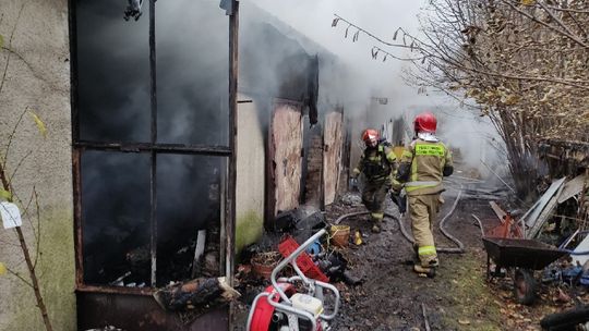 Czatkowy: Pożar budynku. Z żywiołem walczy 7 zastępów straży
