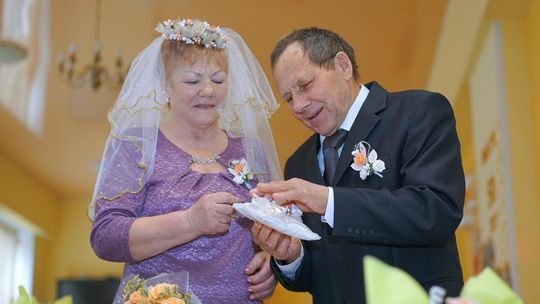 Czekali na ten medal pół wieku. Teraz seniorzy utknęli w kolejce