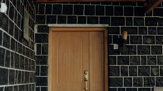 Czy drzwi wejściowe z montażem w Łodzi mogą poprawić akustykę wnętrza?