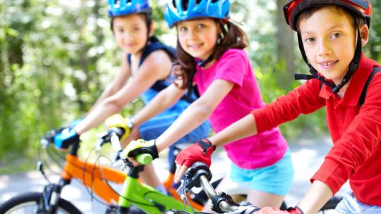Czy noszenie kasku rowerowego podczas jazdy po mieście powinno być obowiązkowe? 
