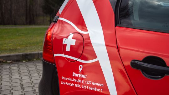 Czy reklama na aucie służbowym jest skuteczna? Kluczowe czynniki wpływające na efektywność mobilnego marketingu