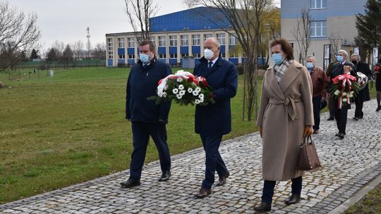 Delegacje tczewskich władz samorządowych, organizacji i szkół upamiętniły Dzień Pamięci Ofiar Zbrodni Katyńskiej 