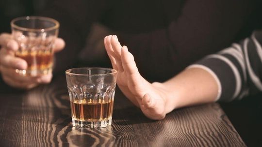 Dlaczego Polacy ograniczają alkohol? Trzy powody dominują