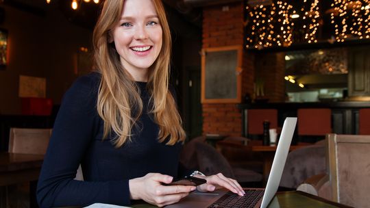 Dlaczego warto korzystać z usług agencji pracy? Zalety dla firmy