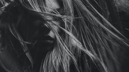 Dlaczego włosy są przesuszone i wypadają?