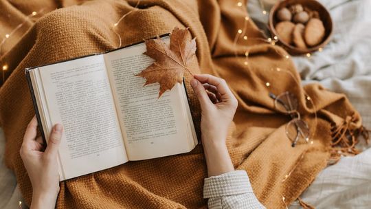 Dodatki tekstylne na jesień — co warto mieć?