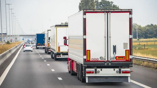 Duże zmiany na drogach. W życie wchodzi zakaz wyprzedzania ciężarówek