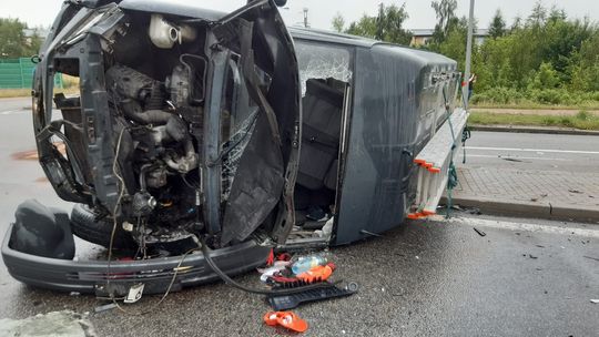 Dwa wypadki na lokalnych drogach - w czwartkowe popołudnie uszkodzonych łącznie 7 aut