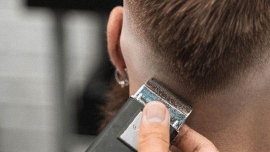 Dyrektor szkoły zawieszony. Kazał uczniowi ściąć włosy