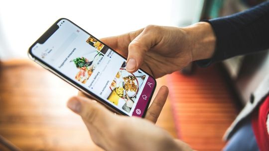 Dzięki tym aplikacjom jedzenie kupisz nawet o połowę taniej