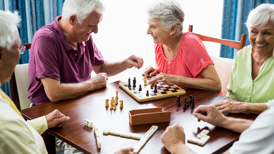 Dzięki tym zniżkom więcej zostaje w portfelach seniorów