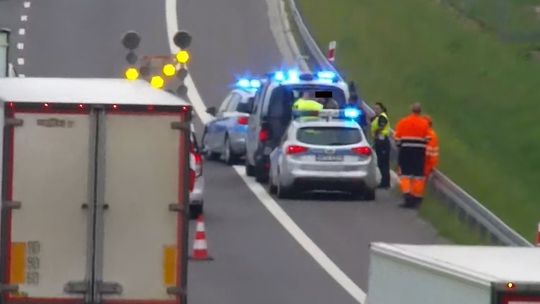 Dziwne sceny na ekspresówce. Najpierw cofał, potem uciekał przed policją [WIDEO]