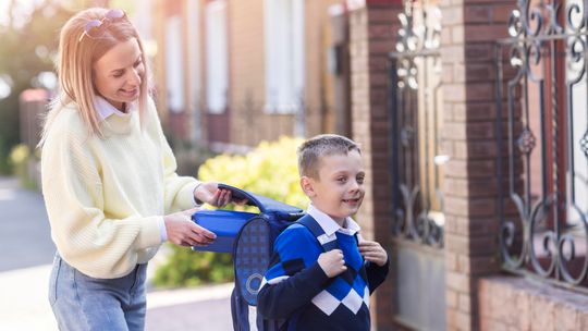 Edukacyjne warsztaty na ulicach miasta dla dzieci z policją w Tczewie